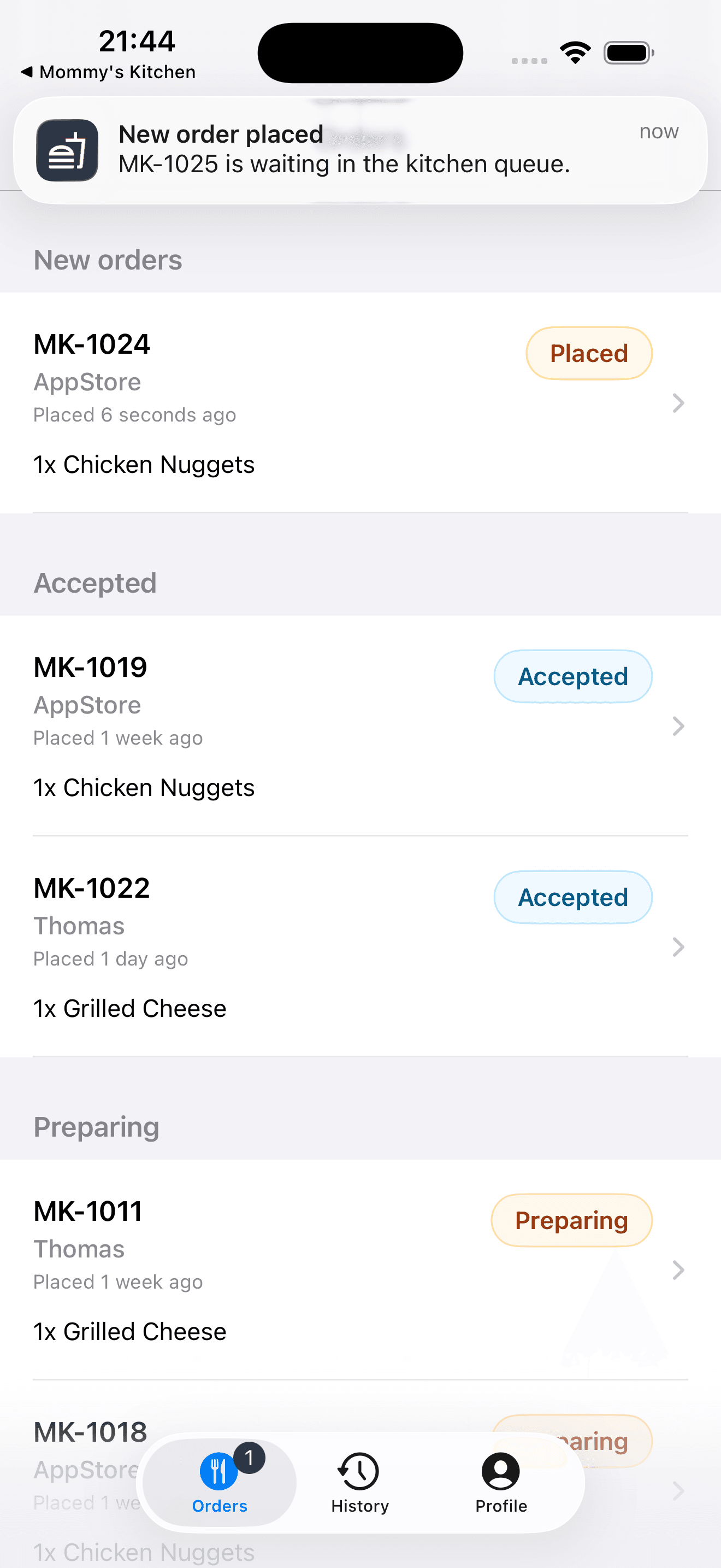Mommy's Kitchen home-cook app showing the live order queue.